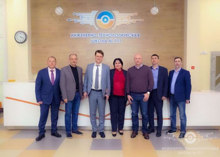 ГБОУ «ИТШ № 777» посетили представители администрации города Ханты-Мансийска